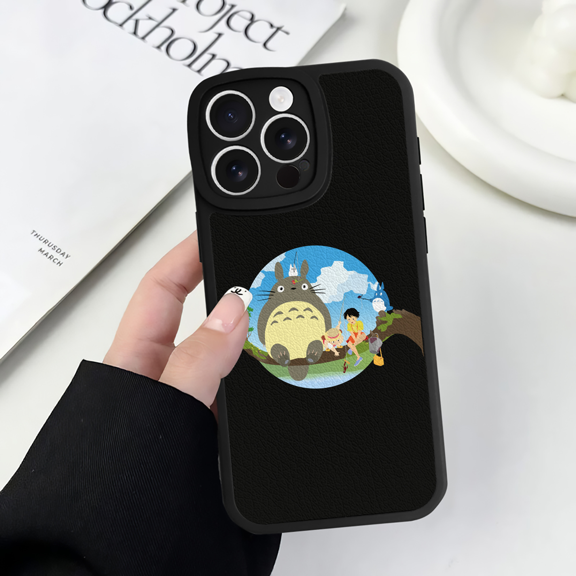 （画像用） となりのトトロ 草壁メイ 草壁サツキ My Neighbor Totoro Satsuki Kusakabe Mei Kusakabe 【iPhone 16シリーズ対応】シリコンスマホケース（レザー調） 材質：シリコン